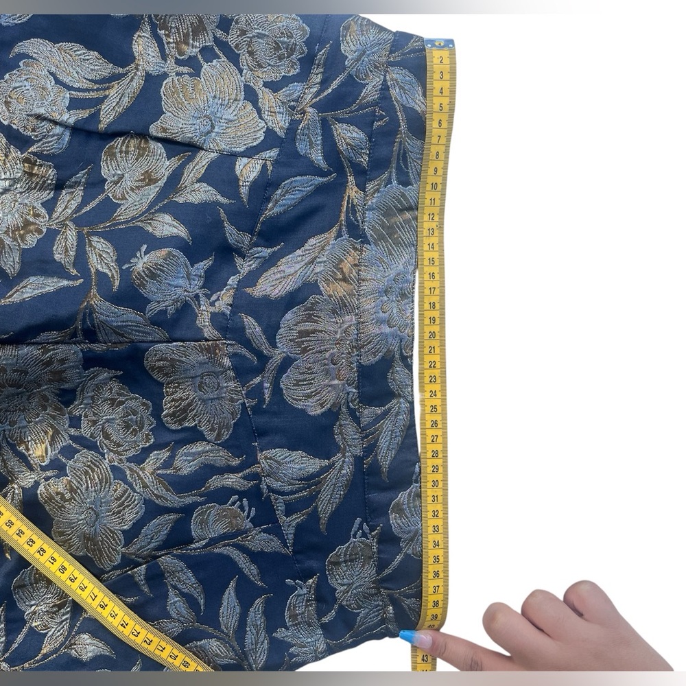 Walter Baker Taylor Metallic Floral Brocade
Shorts Size 12 High Waist - Picture 7 of 10